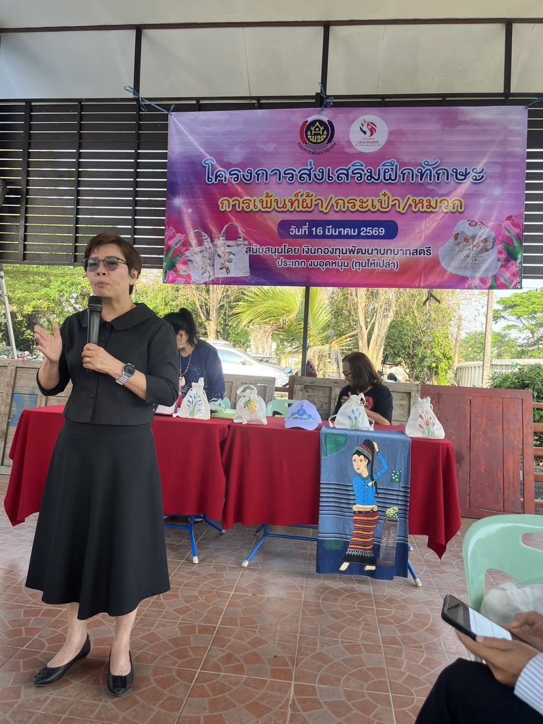  พช.สูงเม่น ร่วมโครงการส่งเสริมฝึกทักษะการเพ้นท์ผ้า กระเป๋า และหมวก