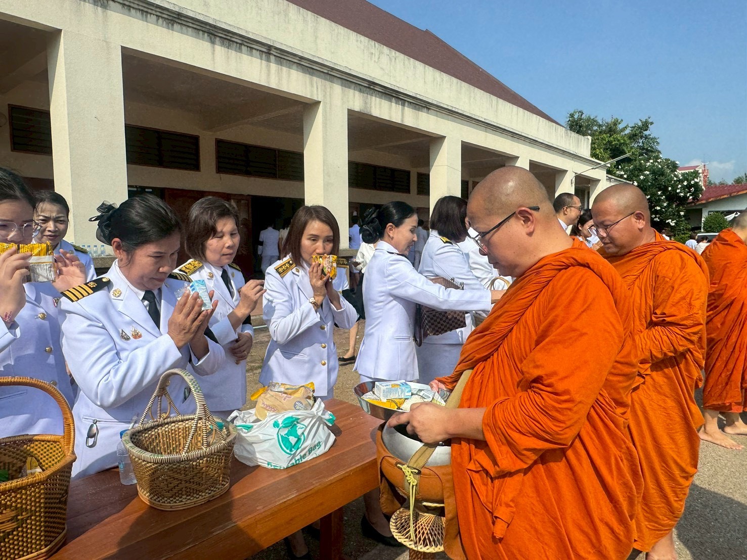 พช.สูงเม่น พิธีเจริญพระพุทธมนต์ และทำบุญตักบาตรถวายพระราชกุศล เนื่องในโอกาสพระราชพิธีมหามงคลเฉลิมพระชนมพรรษา 4 รอบ สมเด็จพระนางเจ้าสุทิดา พัชรสุธาพิมลลักษณ พระบรมราชินี 