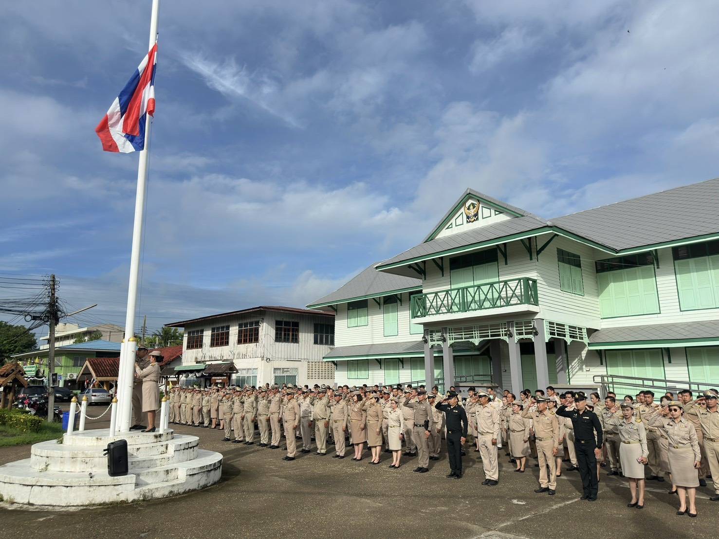 พช.สูงเม่น ร่วมกิจกรรมเข้าแถวเคารพธงชาติ พร้อมพิธีบวงสรวงพระบรมรูปพระบาทสมเด็จพระปรมินทรมหาจุฬาลงกรณ์ พระจุลจอมเกล้าเจ้าอยู่หัว รัชกาลที่ 5 แห่งราชวงศ์จักรี เนื่องใน “134 ปี วันกำนัน ผู้ใหญ่บ้าน”