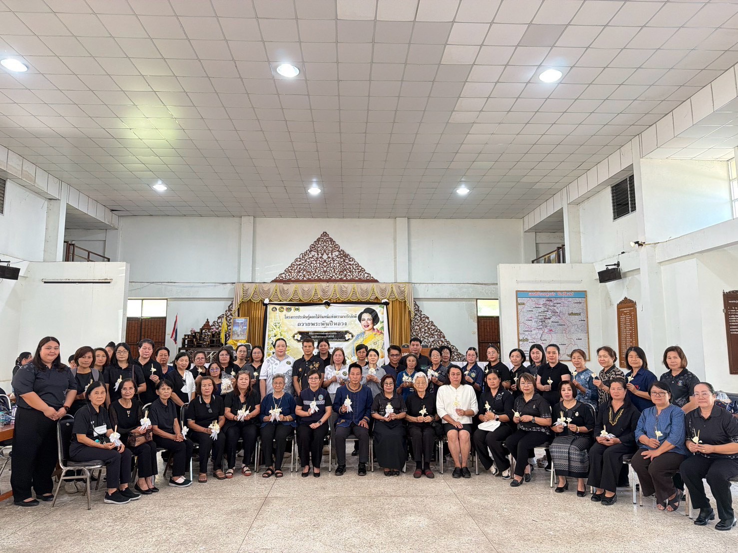 พช.สูงเม่น จัดกิจกรรมโครงการประดิษฐ์ดอกไม้จันทน์แห่งความจงรักภักดีถวายพระพันปีหลวง