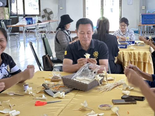 พช.สูงเม่น เข้าร่วมกิจกรรมโครงการประดิษฐ์ดอกไม้จันทน์ถวายพระพันปีหลวง เนื่องในงานพระราชพิธีถวายพระเพลิงพระบรมศพ สมเด็จพระนางเจ้าสิริกิติ์ พระบรมราชินีนาถ พระบรมราชชนนีพันปีหลวง